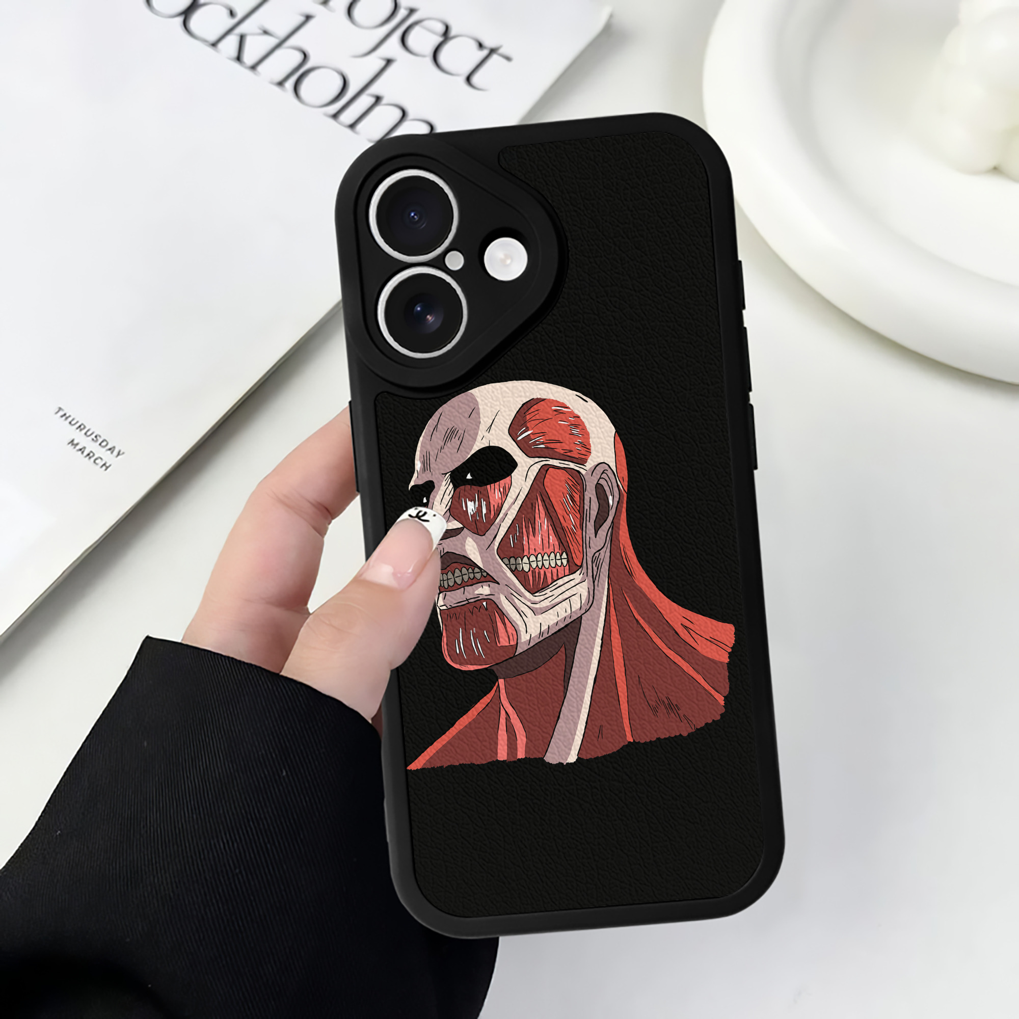 （画像用） 進撃の巨人 Attack on Titan 【iPhone 16シリーズ対応】シリコンスマホケース（レザー調） 材質：シリコン